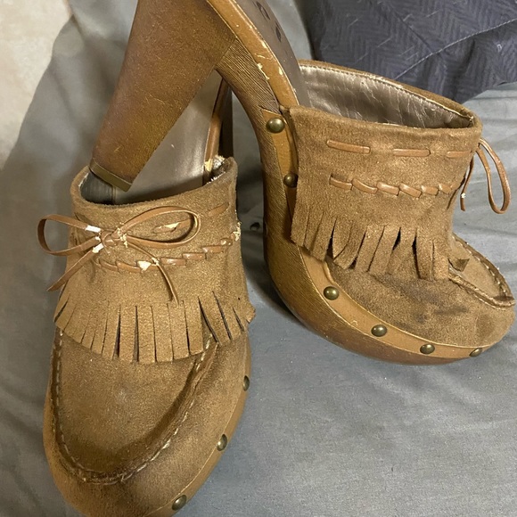 Heeled clogs